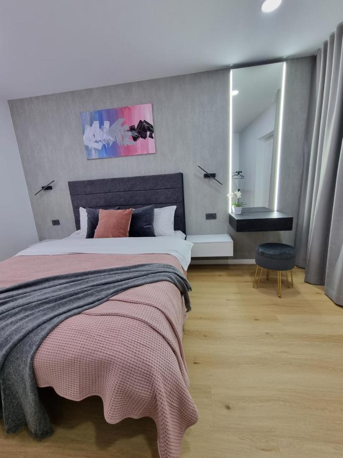 Casa Chiper - Apartament Etaj 1 Brasov Bagian luar foto
